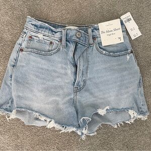 Abercrombie & Fitch “The Mom Short” 10.5 inch High Rise, Size 26.